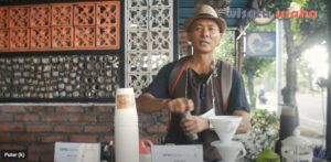 cargo bike coffee dan Ketut Mayong yang sedang meracik kopi