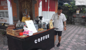 gerobak kopi memberikan pengalaman ngopi unik di pinggir jalan
